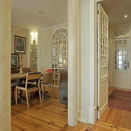 Portuguese Living Amoreiras Retro Apartment Lissabon